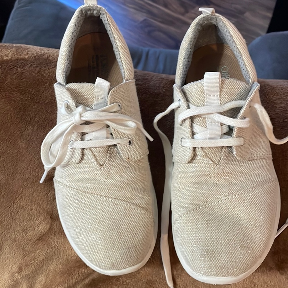 Toms lace-up sneakers. Sz 8